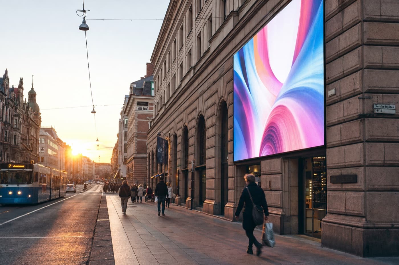 Digital reklamskylt på svensk paradgata i kvällsljus